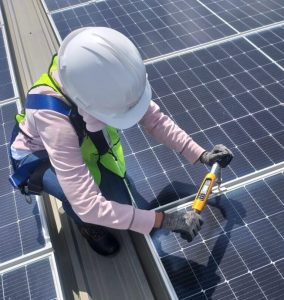 Chicas Solares de Villas Agrícolas formación en electricidad y electrónica, instalación, reparación y mantenimiento de paneles solares