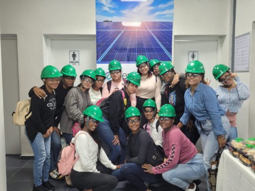 Chicas Solares mujeres de Villas Agrícolas reciben formación en electricidad y electrónica