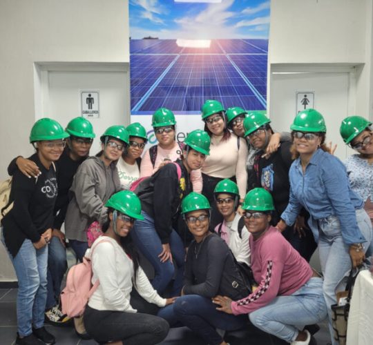 Chicas Solares mujeres de Villas Agrícolas reciben formación en electricidad y electrónica